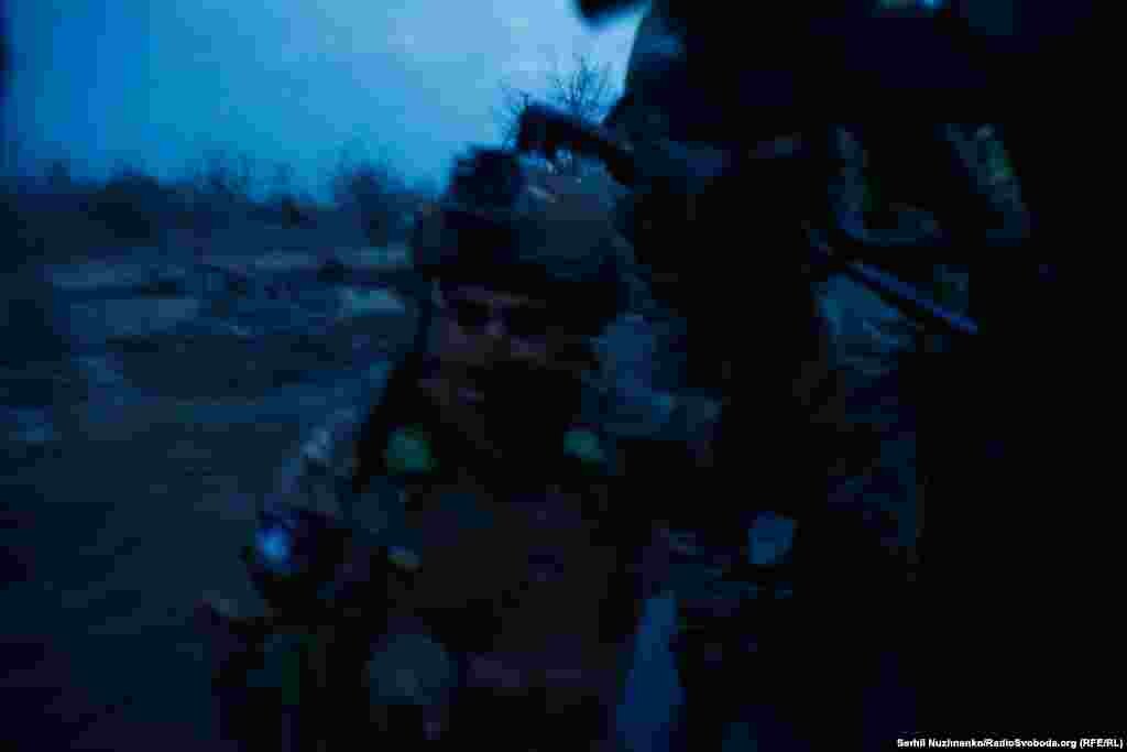 Їдемо по «сіряку» до позиції. За словами військових, вдень російські безпілотники й FPV-дрони (камікадзе) полюють за будь-якою технікою чи авто