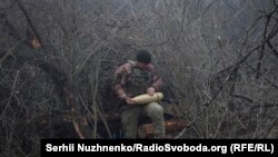 Українські військові 126-ї окремої бригади територіальної оборони ведуть вогонь з гаубиці Д-30 по позиціях військ РФ у Херсонській області, 12 березня 2024 року