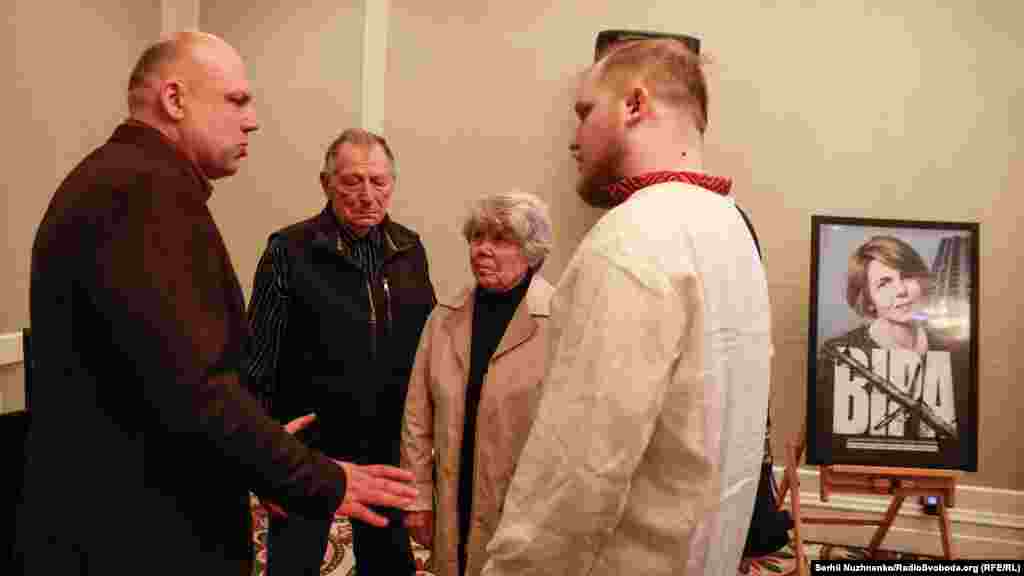 Автор фільму-розслідування «Віра», журналіст програми «Схеми» (Радіо Свобода) Сергій Андрушко з рідними Віри Гирич, її сином та батьками