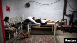 Мешканці Ізраїлю по всій країні ховаються в бомбосховищах