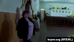 Надія Жур показує порожню залу будинку культури