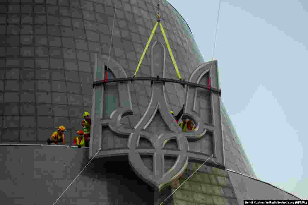 Момент монтажу Тризуба на щит «Батьківщини-матері»