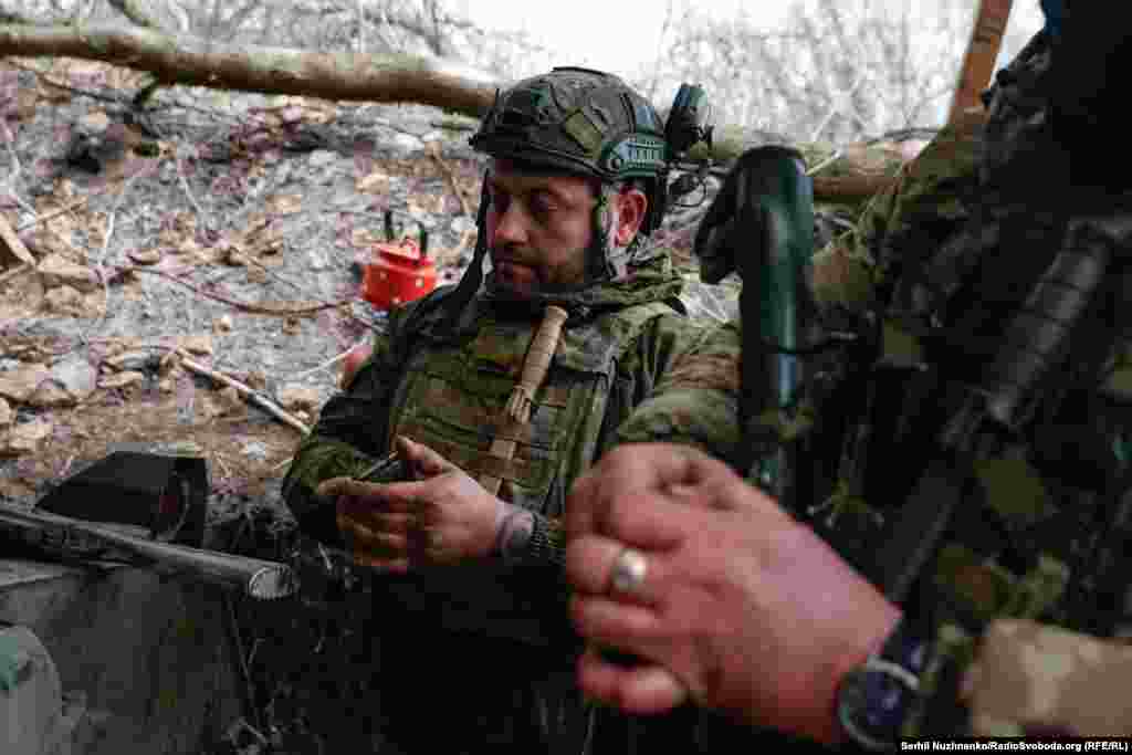 «Тут, як на рибалці, буває – на місці стоїш і за декілька годин ми все БК використовуємо, а буває – цілий день. Різні позиції й тиша. Упродовж дня завжди є робота, з приходом весни вони починають літати більше», –  говорить про будні Сергій