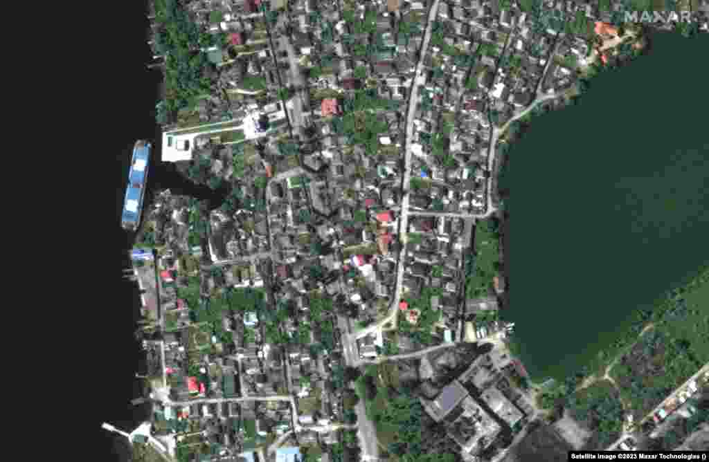 На кадрах 15 мая видны дома вдоль Днепра до затопления, – и те же места, снятые 6 июня, после прорыва плотины