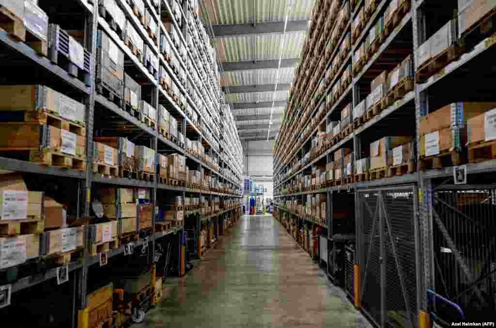 Склад запчастин до танків Агенція AFP повідомляє, що наразі концерн також оновлює давно виготовлені запчастини і техніку, готуючи її до постачання в Україну.