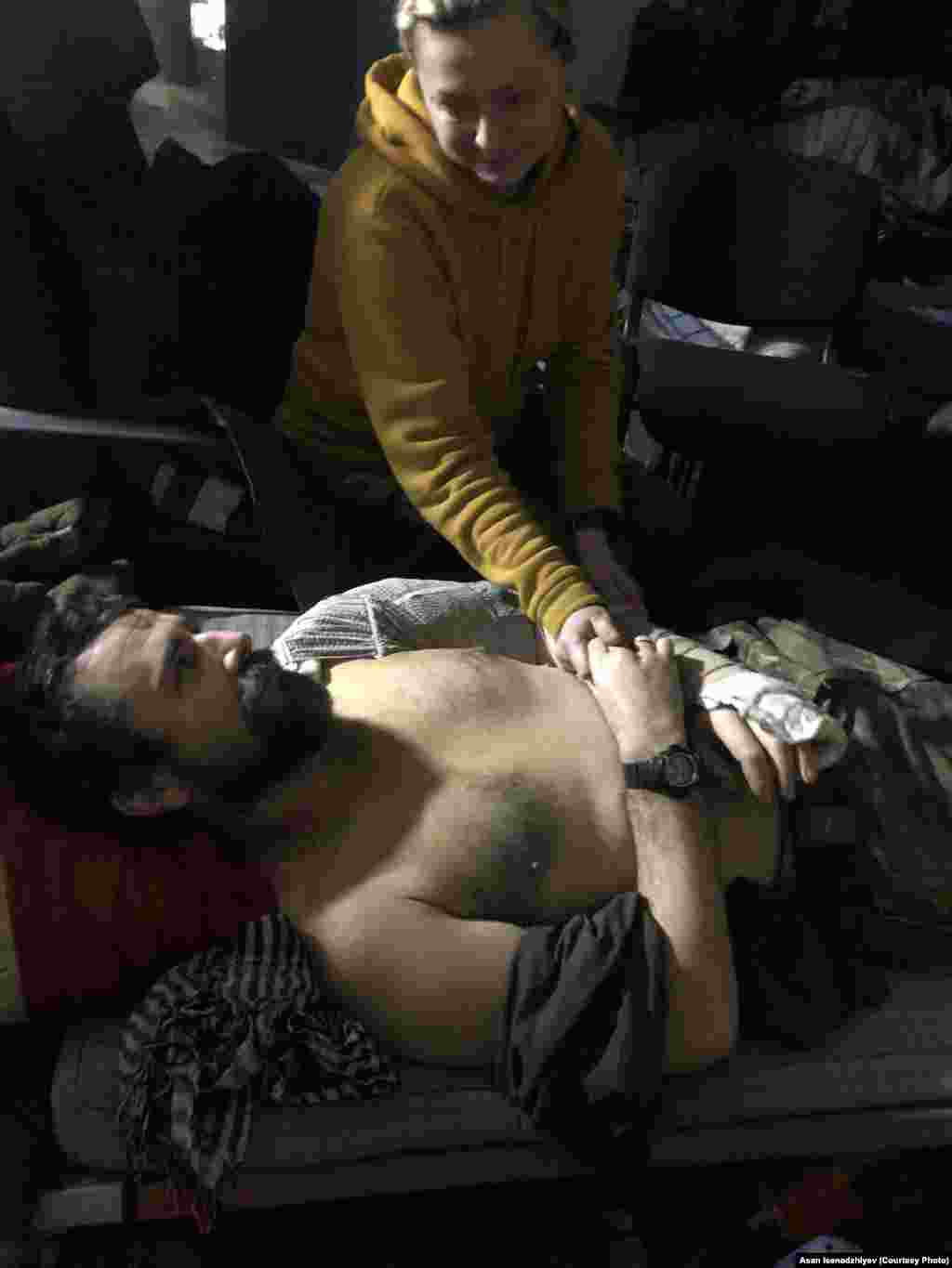 Подружжя Алла і Максим з медичної служби полку «Азов» разом опинилися на «Азовсталі». Коли Максим отримав важке поранення, Алла не відходила від чоловіка і особисто його доглядала