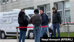 Українські чоловіки біля паспортного сервісу в Мюнхені, Німеччина