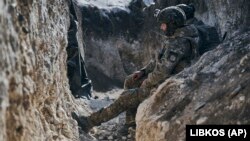 Військові підрозділу «Азов» у окопі біля Бахмута, 11 лютого 2023 року