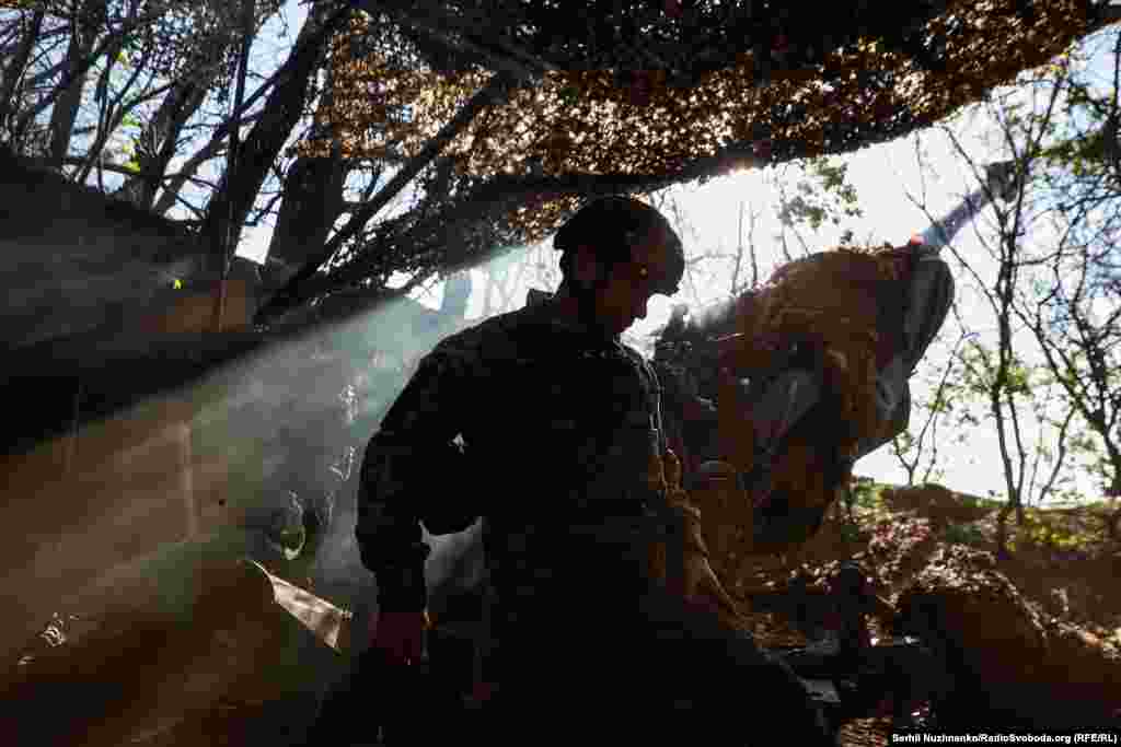 На хвилину після пострілу все затягує пилюка, через яке пробивається весняне сонце