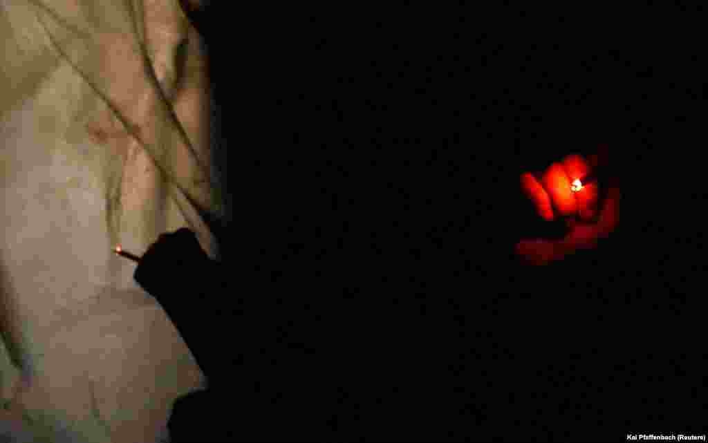 «Думка про дім в затяжці сигарети» У бліндажі на позиціях ЗСУ під Бахмутом під час російського обстрілу. 5 квітня 2023 року