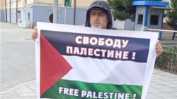 Врач Салим Халитов на пикете в поддержку палестины. Махачкала. 23 октября 2023 года