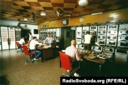Працівники корпорації Радіо Вільна Європа / Радіо Свобода (РВЄ/РС) в технічній кімнаті з панеллю управління, звідки записи радіопередач різними мовами транслювали на територію СРСР і країни Східної Європи. Мюнхен