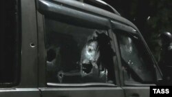 Автомобиль на месте нападения на пост ДПС в Карачаево-Черкесии. Скриншот оперативной съемки. 28 апреля 2024 года