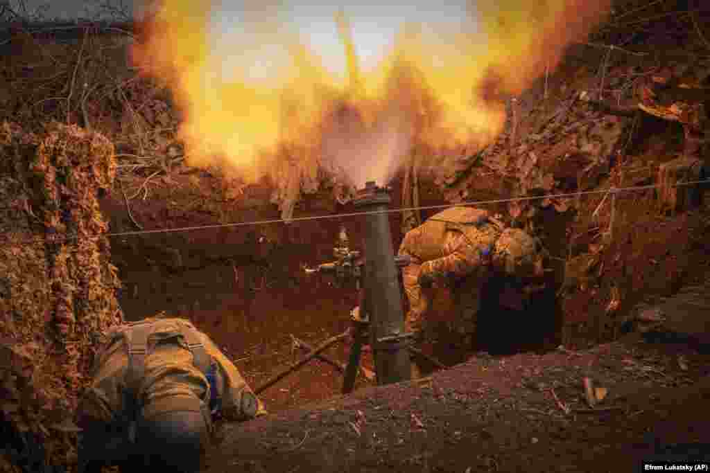 3 березня. Військові 28-ї окремої механізованої бригади ЗСУ ведуть вогонь зі 122-мм міномета по позиціях військ РФ біля Бахмуту Донецької області. На сході ЗСУ доводиться поступатися територіями російським військам, які переважають за кількістю та озброєнням, але українські бійці продовжують вести запеклі бої з армією РФ, навіть попри катастрофічну нестачу боєприпасів  