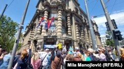 Protest prosvetnih radnika u Beogradu ispred zgrade Vlade Srbije zbog nasilja u školama, 16. maj 2024.
