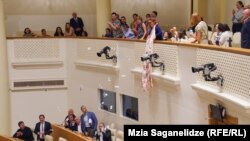 Перформанс влаштувала жінка на ім’я Крісто Талахадзе, вигукуючи «Ні російській мрії», «Ні російському режиму» 