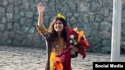 سپیده قلیان ۲۴ اسفند پارسال لحظاتی پس از آزادی از زندان اوین بدون حجاب اجباری فریاد زد: «خامنهای ضحاک، میکِشیمت زیر خاک»