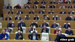 ფოტო არქივიდან: საპარლამენტო უმრავლესობის დეპუტატები. 17 აპრილი