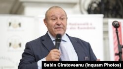 Senatorul liberal Daniel Fenechiu pare a avea o apetență pentru legile care vizează instituțiile de forță: inițiază proiecte și amendamente, pe care le primește de la „colegi”, iar după ce iese scandal în spațiul public le retrage.