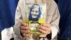 Українка Олександра Васейко тримає книжку «Оповідання з Волині», в якій йдеться про неї та її батька. Варшава, 2023 рік