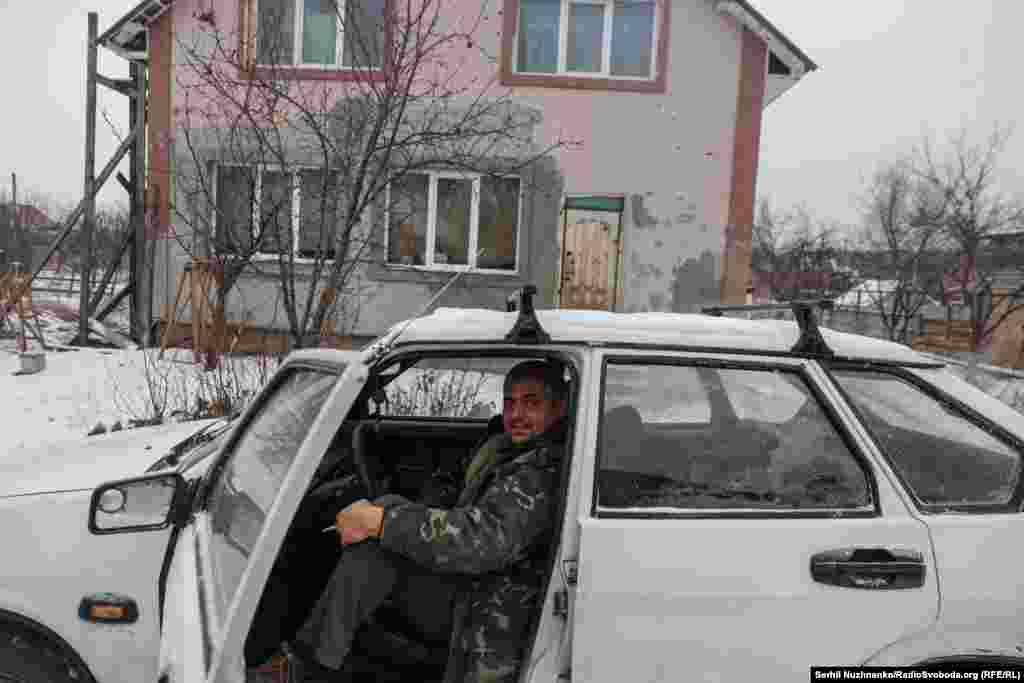 Місцевий житель Олександр біля свого будинку, пошкодженого обстрілами. Мощун, Київська область, грудень 2023 року. Частково відремонтувати будинок, каже Олександр, допомогли благодійний фонд «Карітас» і волонтери. Матір Олександра померла внаслідок отриманих під час обстрілів поранень