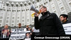 Акції біля будівлі уряду України з вимогою відновити обов’язковість звукового дубляжу іншомовної кінопродукції на українську мову. Київ, 10 квітня 2012 року