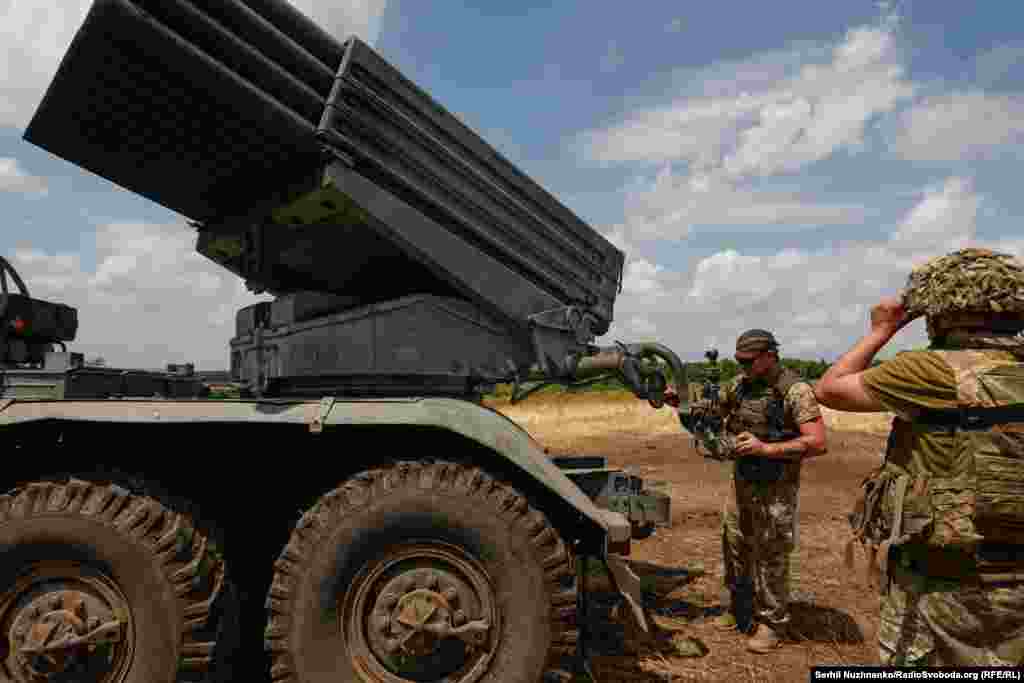 Антон і Андрій наводять реактивну систему залпового вогню БМ-21 «Град». «Допомагаємо  нашій піхоті наступати, оборонятися, криємо живу силу противника. Моя задача – попасти туди, куди треба», – говорить навідник «Граду» Антон, родом він з Луганщини