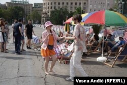 Lazar Simić i Marija Mavrić plešu ispred Skupštine Srbije.