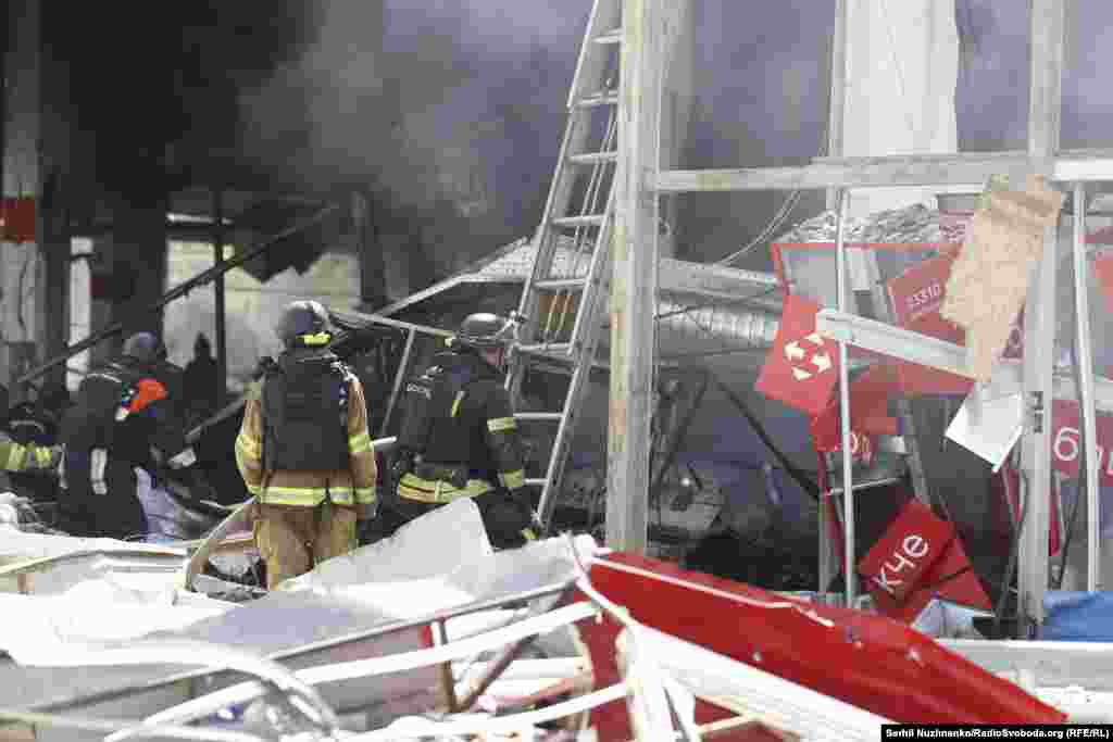 Рятувальники розбирають завали на місці російського удару у Костянтинівці. «Костянтинівка, Донецька область. Удар російських терористів по звичайному супермаркету та пошті. Люди під завалами. Триває рятувальна операція, і буде зроблено все, щоб врятувати людей», – написав президент України Зеленський у телеграмі