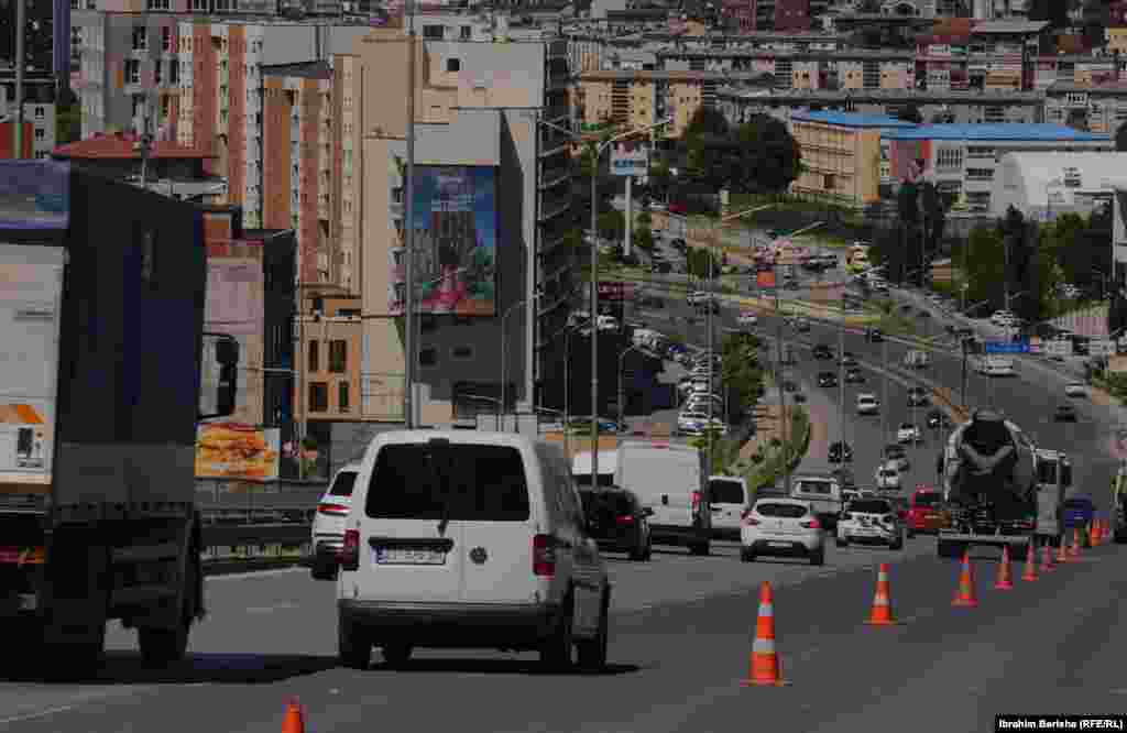 Britanski tenkovi "challenger" stižu u Veternik, u okrugu Priština, 13. juna 1999. godine, dan nakon što su britanske trupe stigle do glavnog grada Kosova. NATO je počeo da preuzima kontrolu nad Prištinom nakon povlačenja srpskih snaga. Stotine stambenih kuća i poslovnih objekata od tada su izgrađene duž dosta prometne ceste.