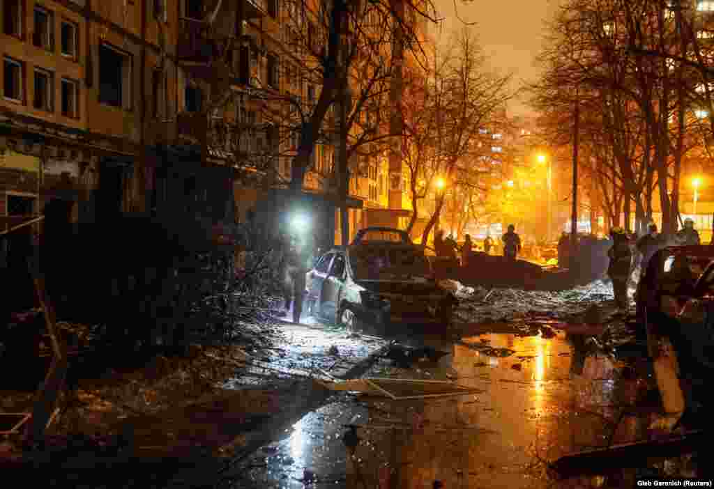 Київ, житловий район. Наслідок російської ракетної атаки. 13 грудня 2023 року. Російські військові регулярно з різних видів озброєння – ударними БПЛА, ракетами, РСЗВ – атакують українські міста і населені пункти.  Кремль, попри численні докази і свідчення, які фіксуються із початку повномасштабної війни, заперечує цілеспрямовані атаки на цивільну інфраструктуру та населення