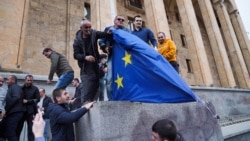 В Грузии прокремлевские радикалы сорвали и сожгли флаги ЕС В Грузии прокремлевские радикалы сорвали и сожгли флаги ЕС