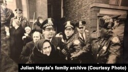 На архівному фото поліція міста Чикаго затримує учасників заворушення біля греко-католицької церкви Св. Миколая, які вимагали освятити воду 19 січня 1968 року