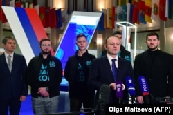 Владислав Даванков выступает перед журналистами после регистрации на президентских выборах в ЦИК