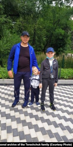 Олександр Терещук з татком та своїм племінником Кирилом. Фото з особистого архіву родини