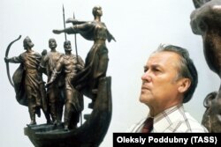 Український скульптор Василь Бородай біля Пам'ятного знаку на честь заснування Києва його авторства. Київ, 1977 рік