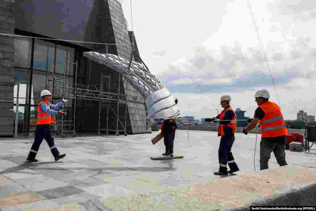 30 липня у Києві розпочали демонтаж радянського герба з монументу 