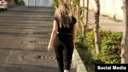 یکی از عکسهایی که زنان ایرانی روز یکشنبه از حضور بدون حجاب اجباری در سطح شهر منتشر کردند