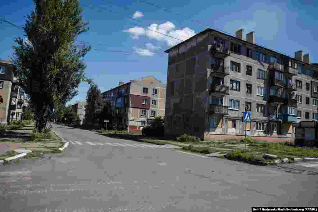 Порожні вулиці Новогродівки. З 15 серпня на території міста у звʼязку з активізацією бойових дій і підвищення загрози для населення запроваджено комендантську годину з 15 години дня до 11 години ранку наступної доби. Протягом дня, усього 4 години, населення матиме змогу пересуватися по Новогродівці, розповів Сергій Гончаров