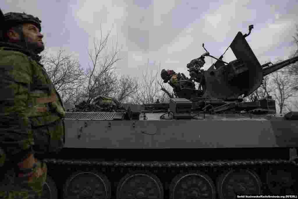 Але ніхто не перестає дивитися вгору, «Ланцет» міг бути не один, його міг супроводжувати «Орлан чи інший безпілотник