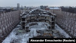 Зруйнований Драматичний театр у окупованому Росією Маріуполі, лютий 2024 року