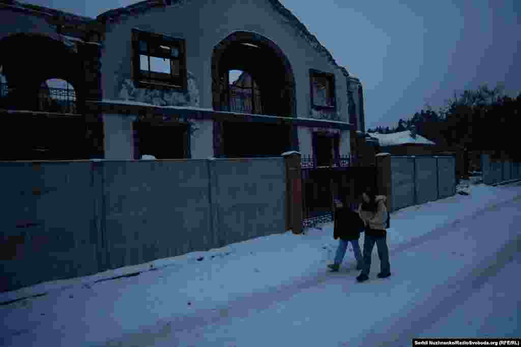 Благодійних фондів не вистачає на всі зруйновані села і містечка. У держави не вистачає ресурсів, бракує стратегічного планування, а інколи, на думку місцевих, й бажання  щось змінювати. Жителі Мощуна вважають, що державні органи влади сподіваються, що все зроблять міжнародні благодійні організації