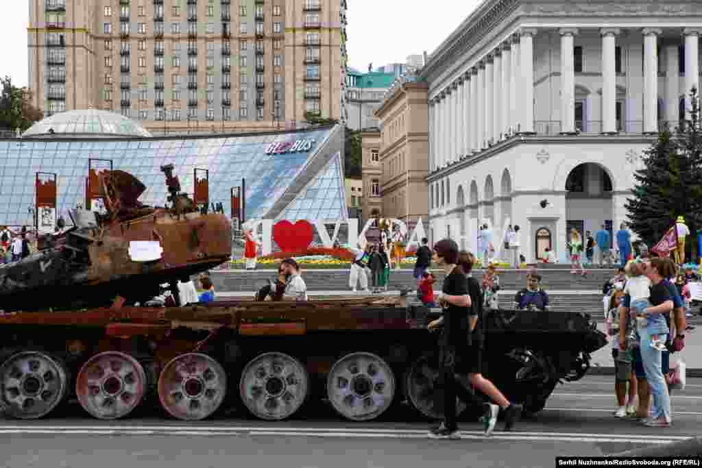 Мер Києва Віталій Кличко заборонив проводити масові заходи на Хрещатику на День незалежності України з огляду на небезпеку російських обстрілів.  Та люди все одно прийшли на Майдан Незалежності. Київ, 24 серпня 2023 року