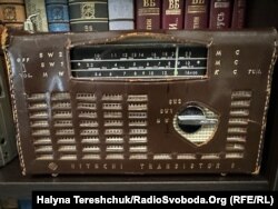 Радіоприймач у шкіряні=ому футлярі