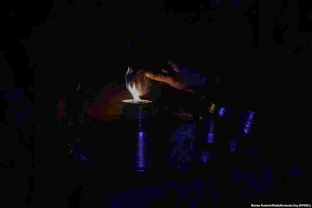 Окопна свічка. Єдине джерело тепла. Єдине джерело світла. Те, без чого б там, в бліндажі було вкрай складно. 