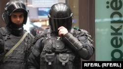 На фото бійці російського ОМОНу. За даними APA.az, під час рейду силовиків у Єкатеринбурзі загинуло двоє азербайджанців