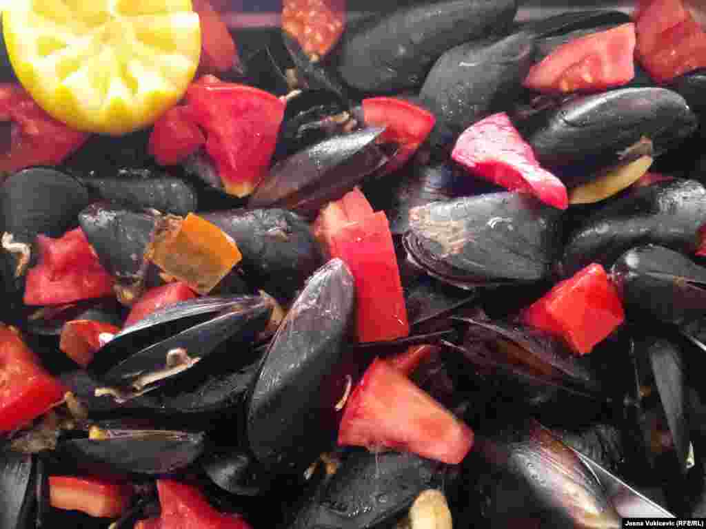 Turisti koji biraju morske specijalitete obično su gurmani i razumiju se u ribu i morske plodove, ali ima i onih koji kažu da im je najvažnije da riba nema kosti, kaže s osmjehom jedan od ugostitelja iz budvanskog Starog grada. Dodaje da je mnogima putokaz ka dobrom zalogaju - informacija gdje jedu mještani.