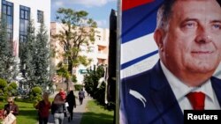SNSD Milorada Dodika imaće korist, a opozicija u RS blokadu finansija novim zakonom u RS. (predizborni plakat SNSD-a u Banjaluci - fotoarhiva)