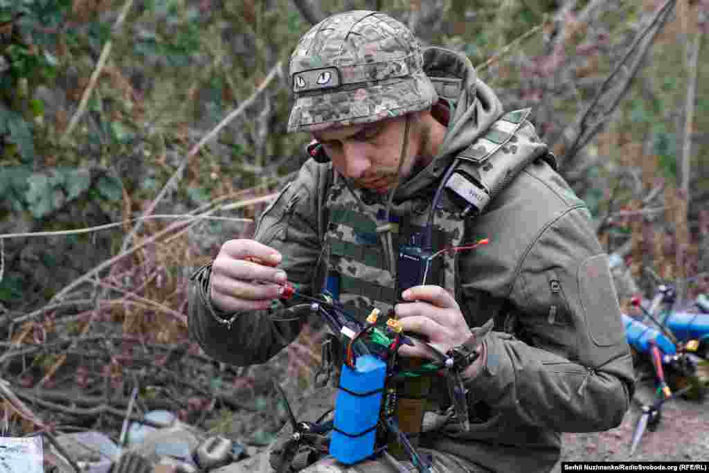 Перед бойовою роботою дрон остаточно готують, під'єднують контакти й перевіряють 