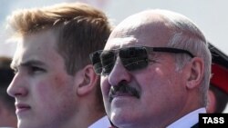Олександр Лукашенко (п) і його син Микола, фото ілюстративне